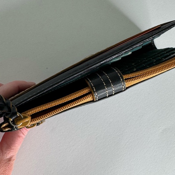 Fossil Black and Tan Leather Wallet with Elegant Stitching - Picture 4 of 4